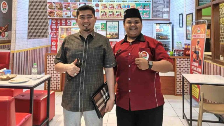 Ternyata Bukan Cuma Sekali! Ustadz Sholeh Mahmoed Sering Makan Bareng Keluarga di Ayam Geprek Sa’i dan Hajj Chicken